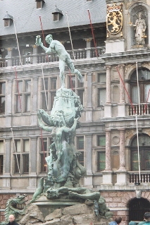 The statue in Groet Markt, Antwerpen